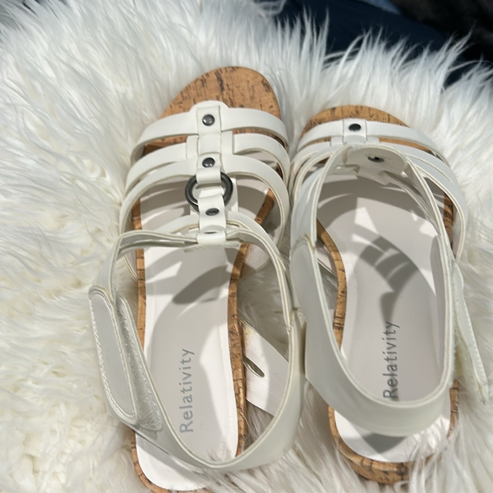 🌸EUC Relativity Comfy White Sandals 1 inch heel Size 8 Velcro Adjustable…